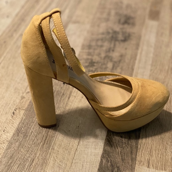 Women’s chunky 3” platform heel size 7 suede pumps - Picture 3 of 4